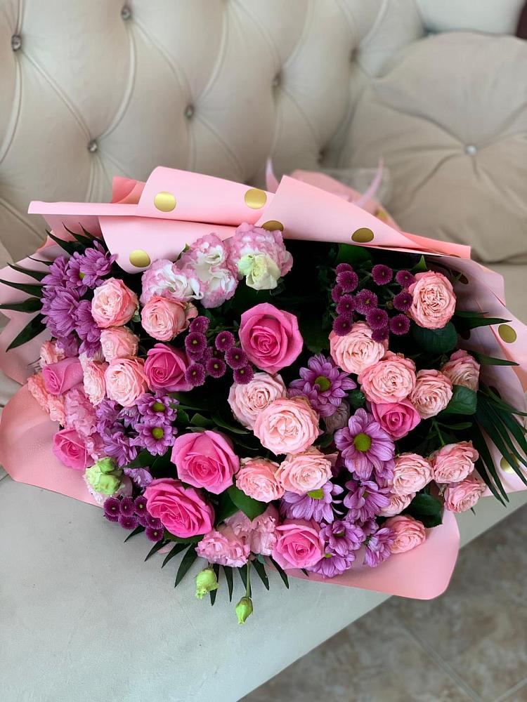 Букет цветов из: Хризантемы, Розы и Лизиантусы в Чите