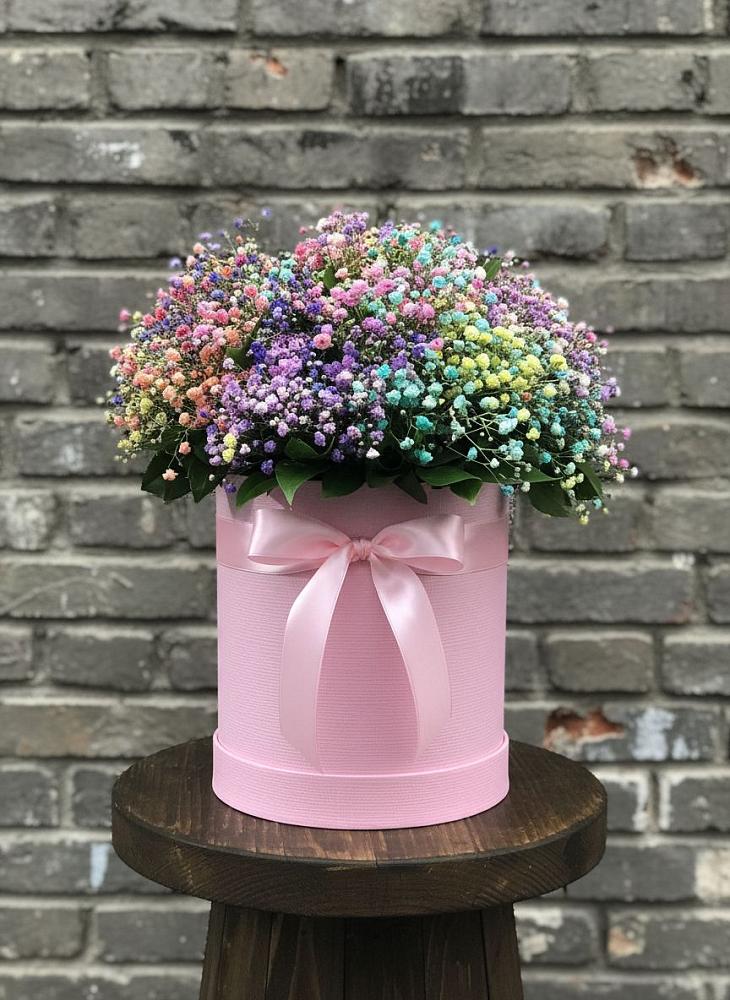 Цветочная композиция из Гипсофила и Розы в шляпной коробке в Чите