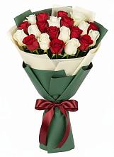 Букет Микс из красных и белых роз в Чите