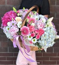 Цветочная композиция из Розы, Хризантемы, Пионы и Лизиантусы в корзине в Чите