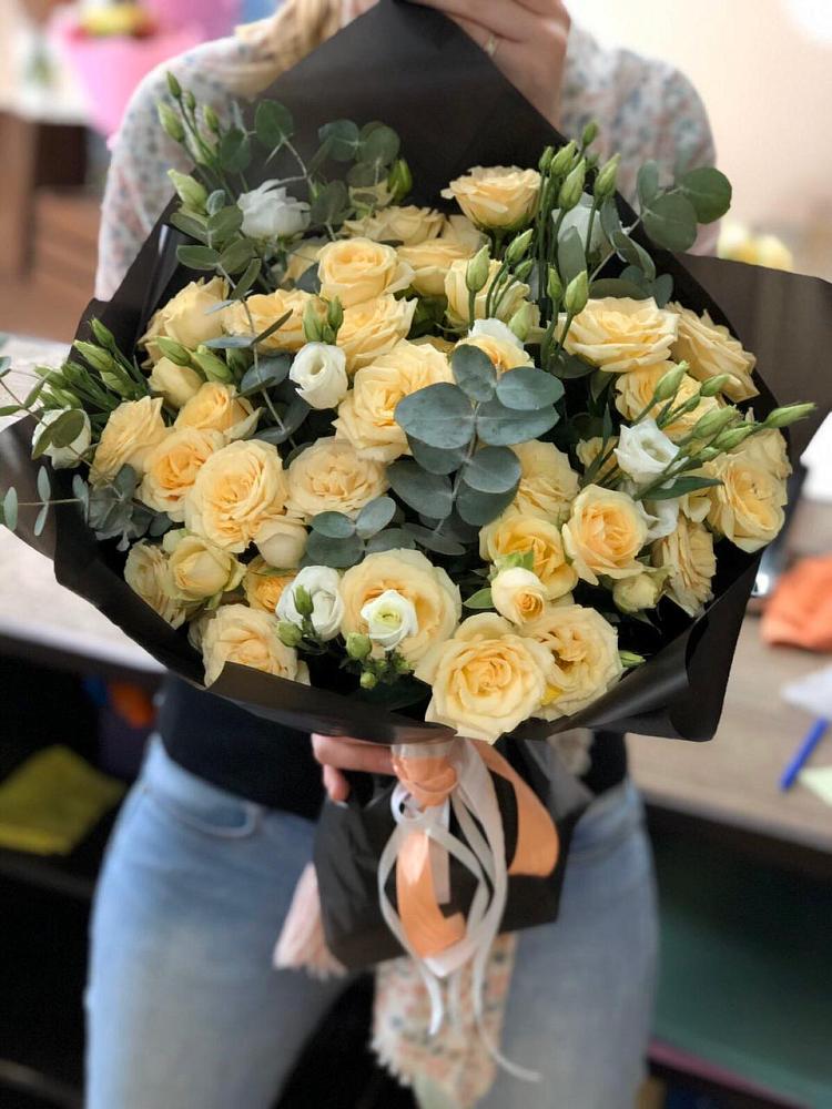 Букет цветов из: Розы и Лизиантусы в Чите