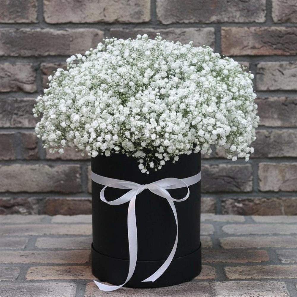 Цветочная композиция из Гипсофила в шляпной коробке в Чите