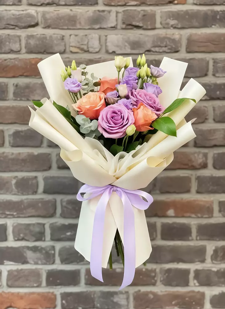 Букет цветов из: Лизиантусы и Розы в Чите