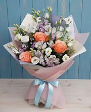 Букет цветов из:  Лизиантусы, Розы, Альстромерии и Гипсофила в Чите