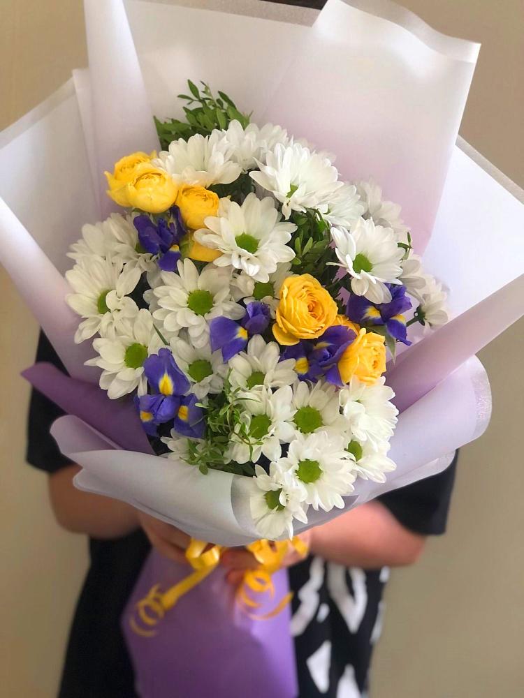 Букет цветов из: Ирисы, Хризантемы и Розы в Чите