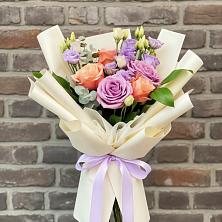 Букет цветов из:  Лизиантусы и Розы в Чите