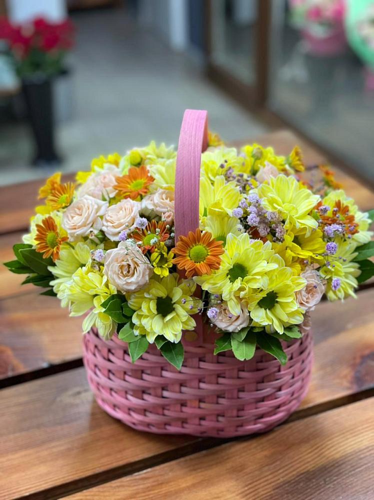 Цветочная композиция из Хризантемы и Розы в корзине в Чите