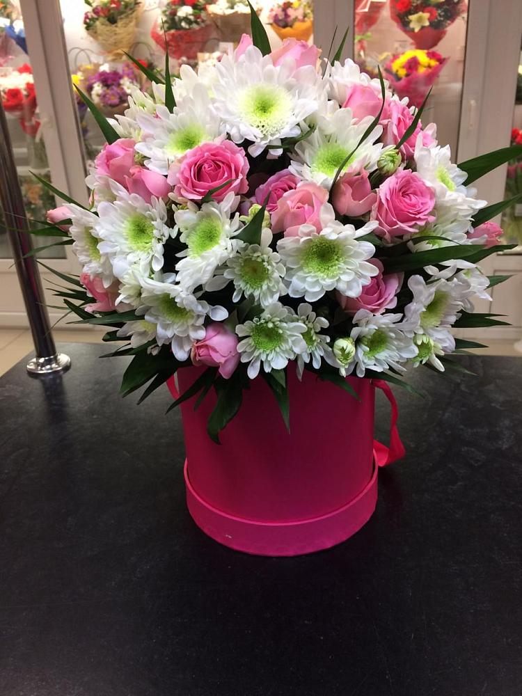 Цветочная композиция из Розы и Хризантемы в шляпной коробке в Чите