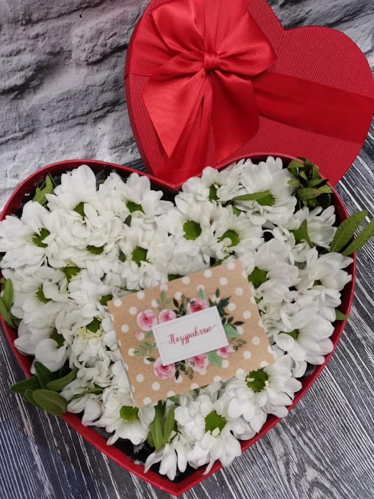 Цветочная композиция из Хризантемы в виде сердца в Чите