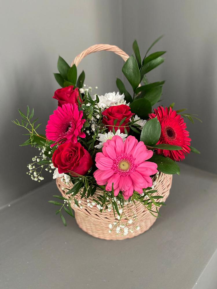 Цветочная композиция из Розы, Хризантемы и Герберы в корзине в Чите