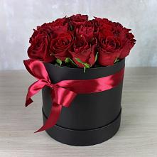 Цветочная композиция из Розы в шляпной коробке в Чите