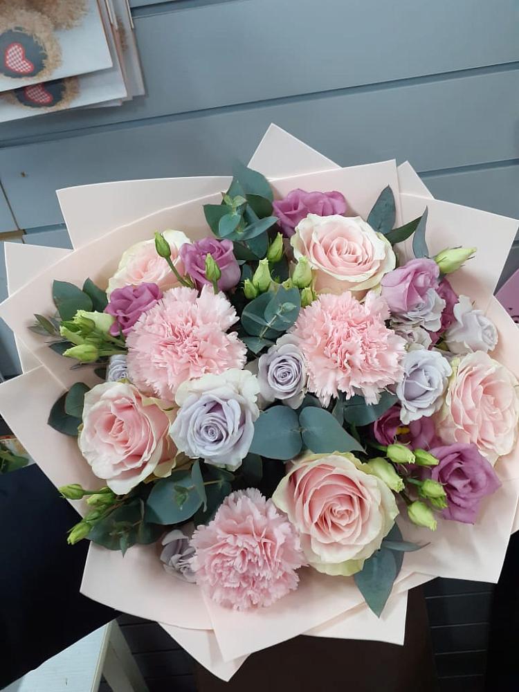 Букет цветов из: Розы, Гвоздики и Лизиантусы в Чите