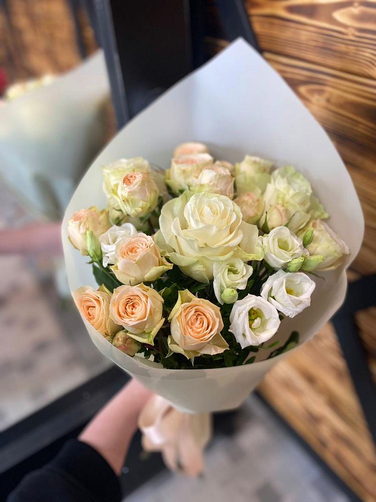 Букет цветов из: Розы и Лизиантусы в Чите