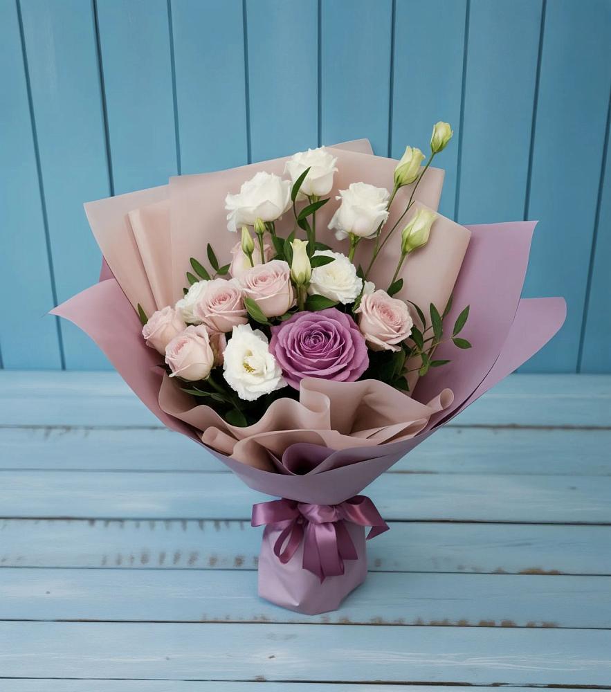 Букет цветов из: Розы и Лизиантусы в Чите